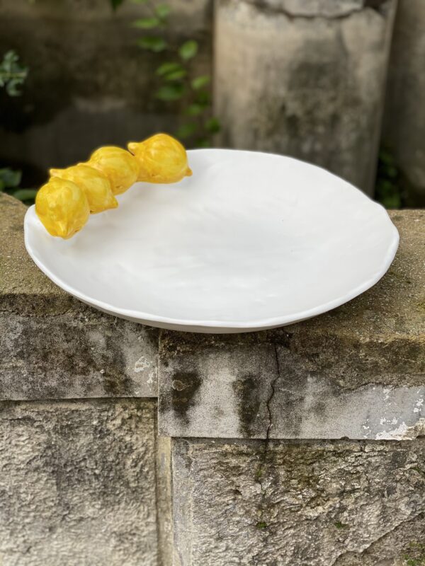 Piatto con limoni a rilievo